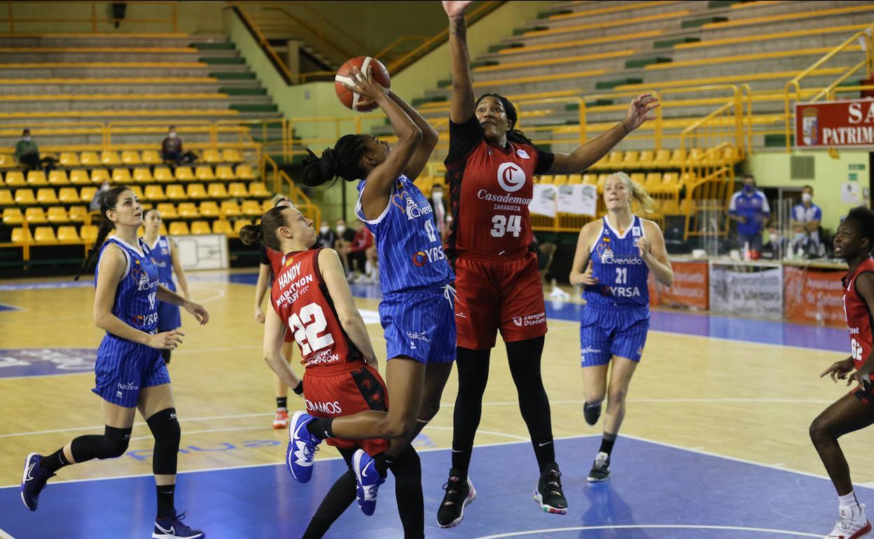 Hayes penetra a canasta ante Gatling, del Casademont Zaragoza. 