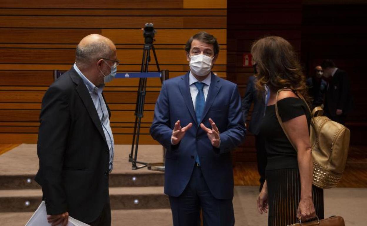 Francisco Igea, Alfonso Fernández Mañueco y Ana Carlota Amigo conversan antes del inicio de un pleno de las Cortes.