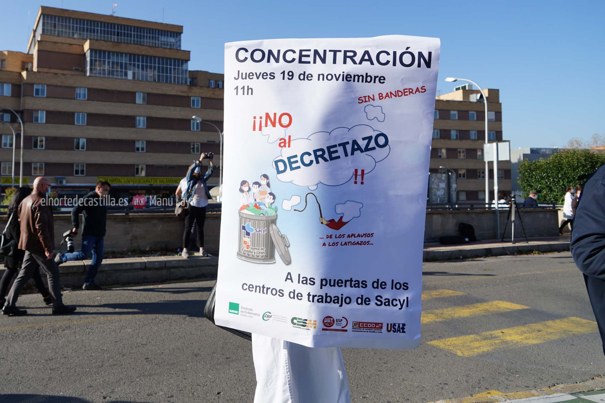 Concentración de sanitarios en las inmediaciones del hospital de Salamanca