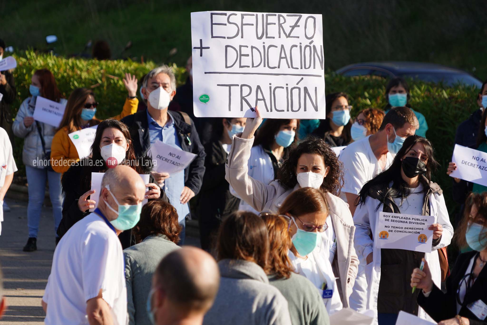 Concentración de sanitarios en las inmediaciones del hospital de Salamanca