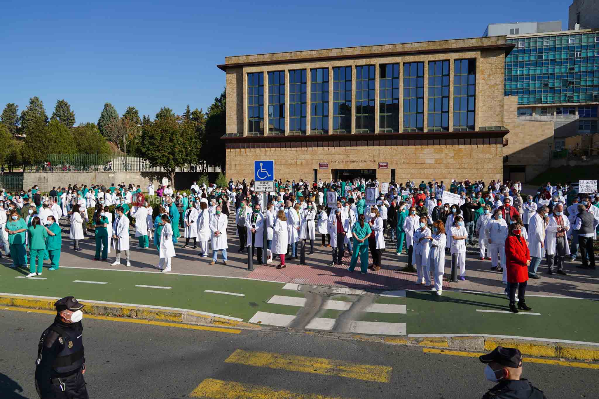 Concentración de sanitarios en las inmediaciones del hospital de Salamanca