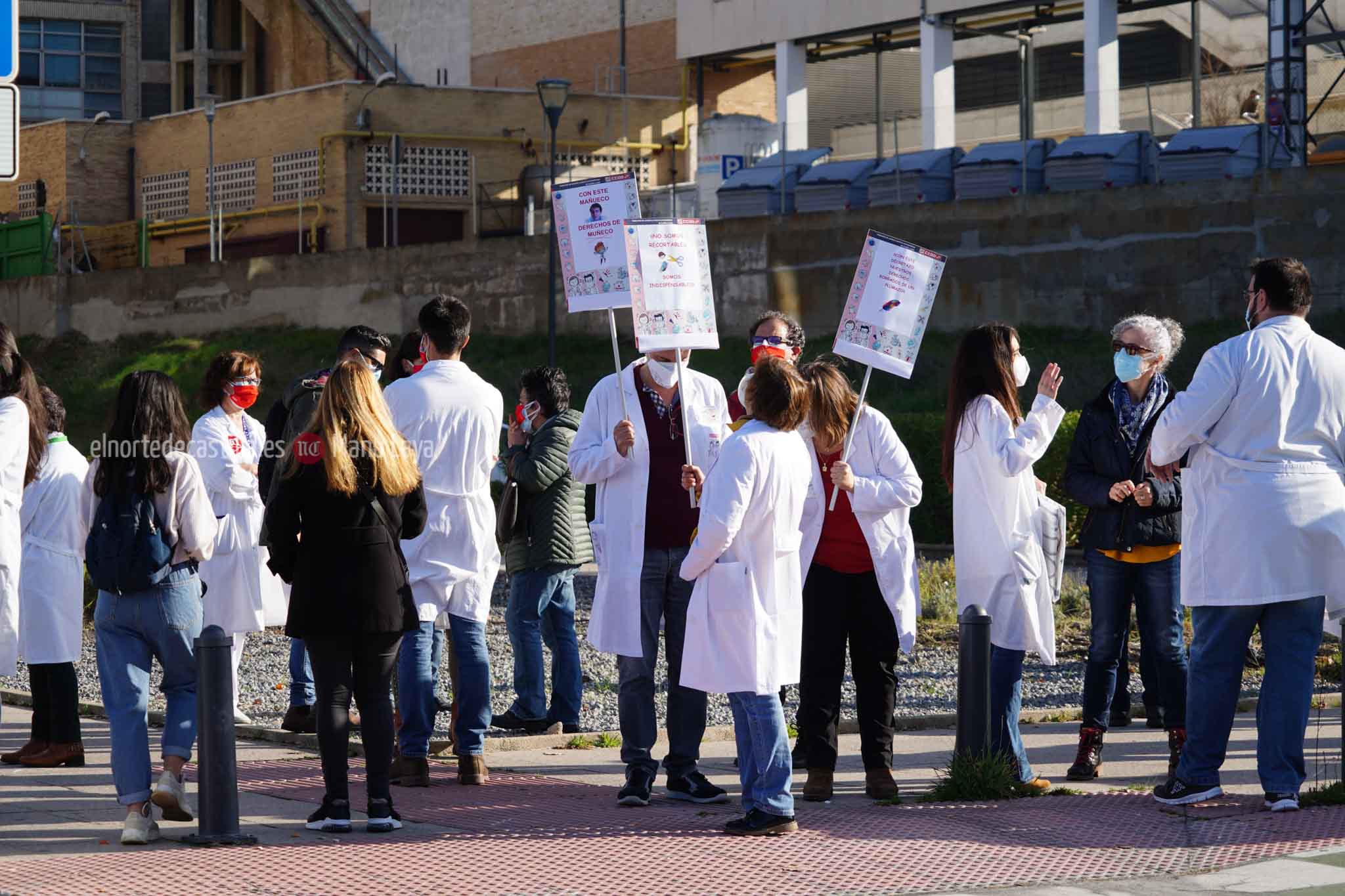 Concentración de sanitarios en las inmediaciones del hospital de Salamanca