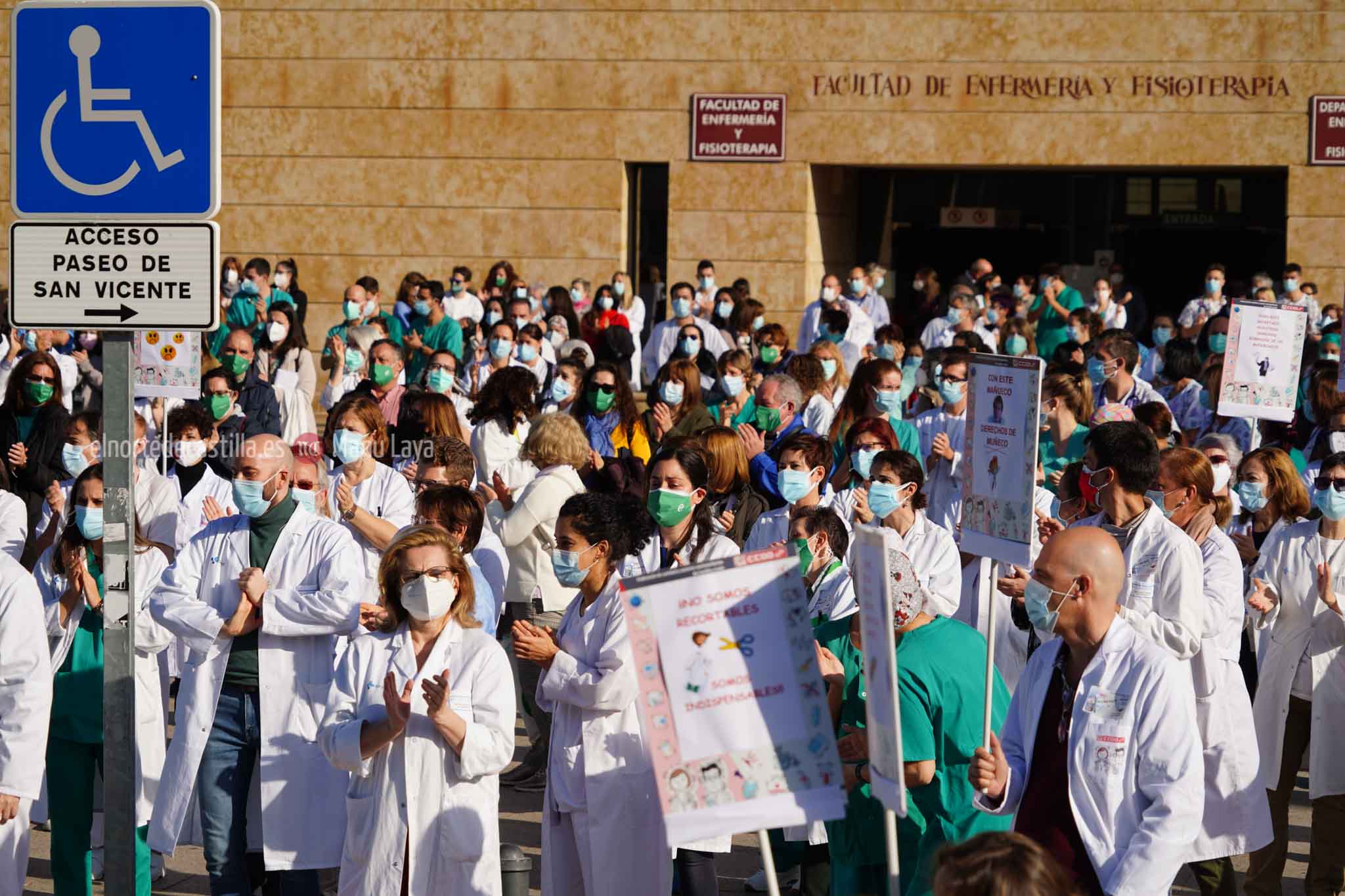 Concentración de sanitarios en las inmediaciones del hospital de Salamanca