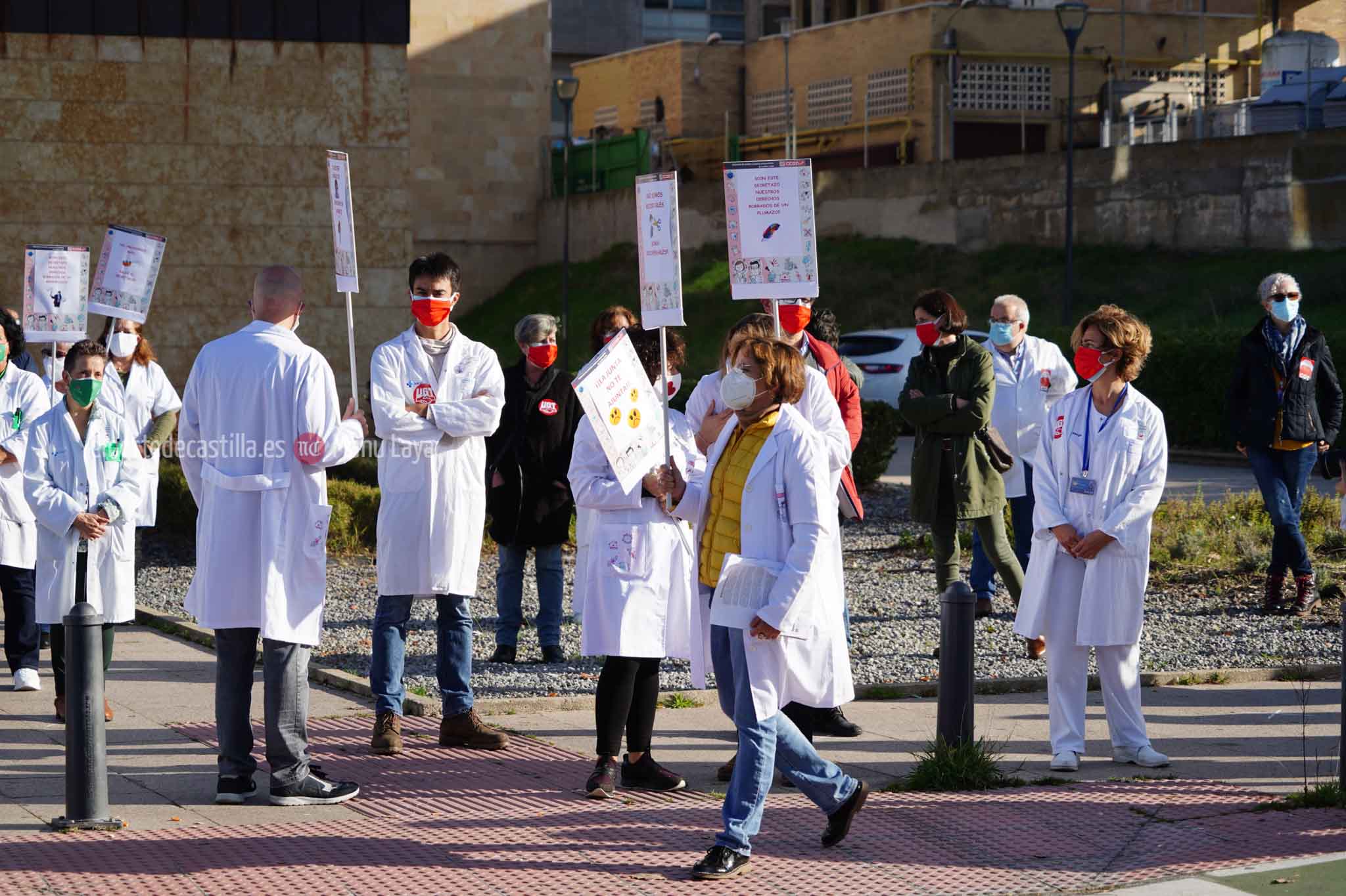 Concentración de sanitarios en las inmediaciones del hospital de Salamanca