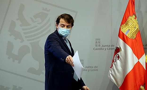 Mañueco promete a los sanitarios que la Junta no aplicará cambios laborales sin negociar 