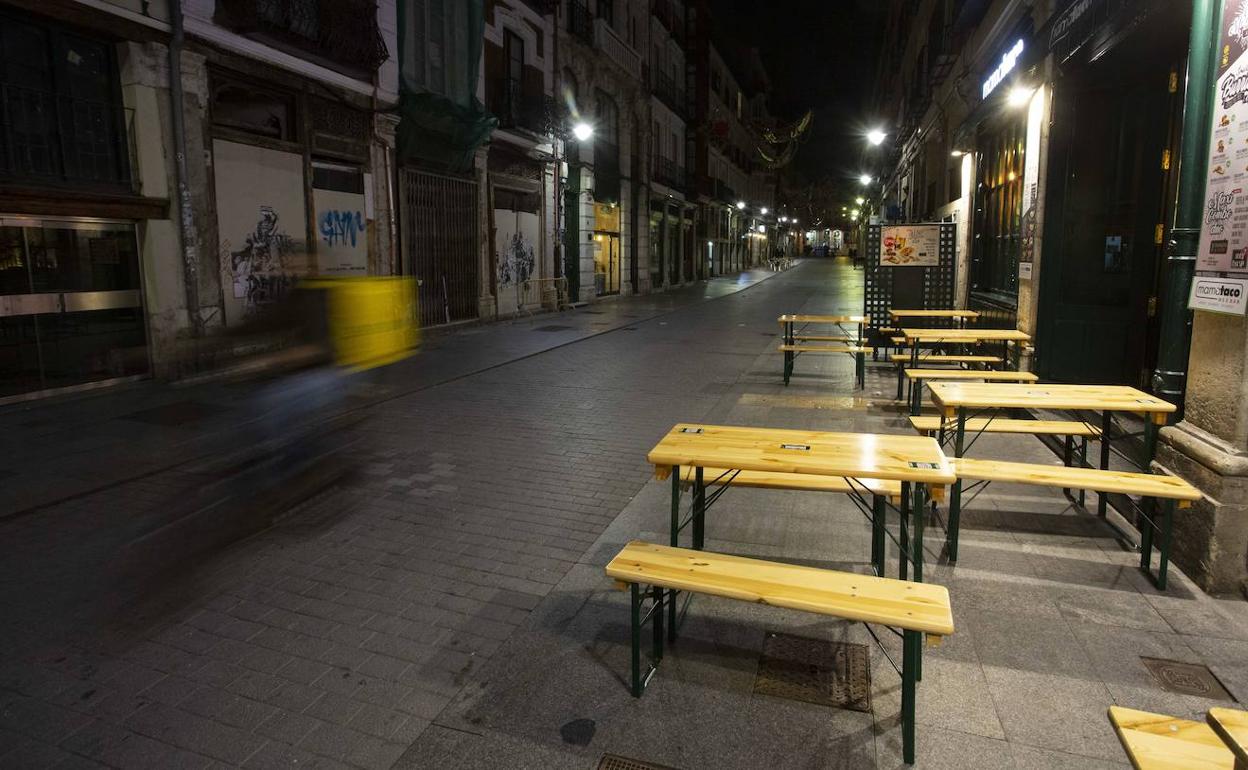 Un repartidor pasa al lado de una terraza vacía por el toque de queda, el pasado 25 de octubre. 