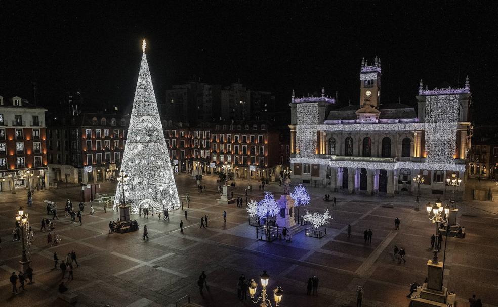 Iluminación navideña de la Plaza Mayor, un par de horas antes de que comience el toque de queda. 