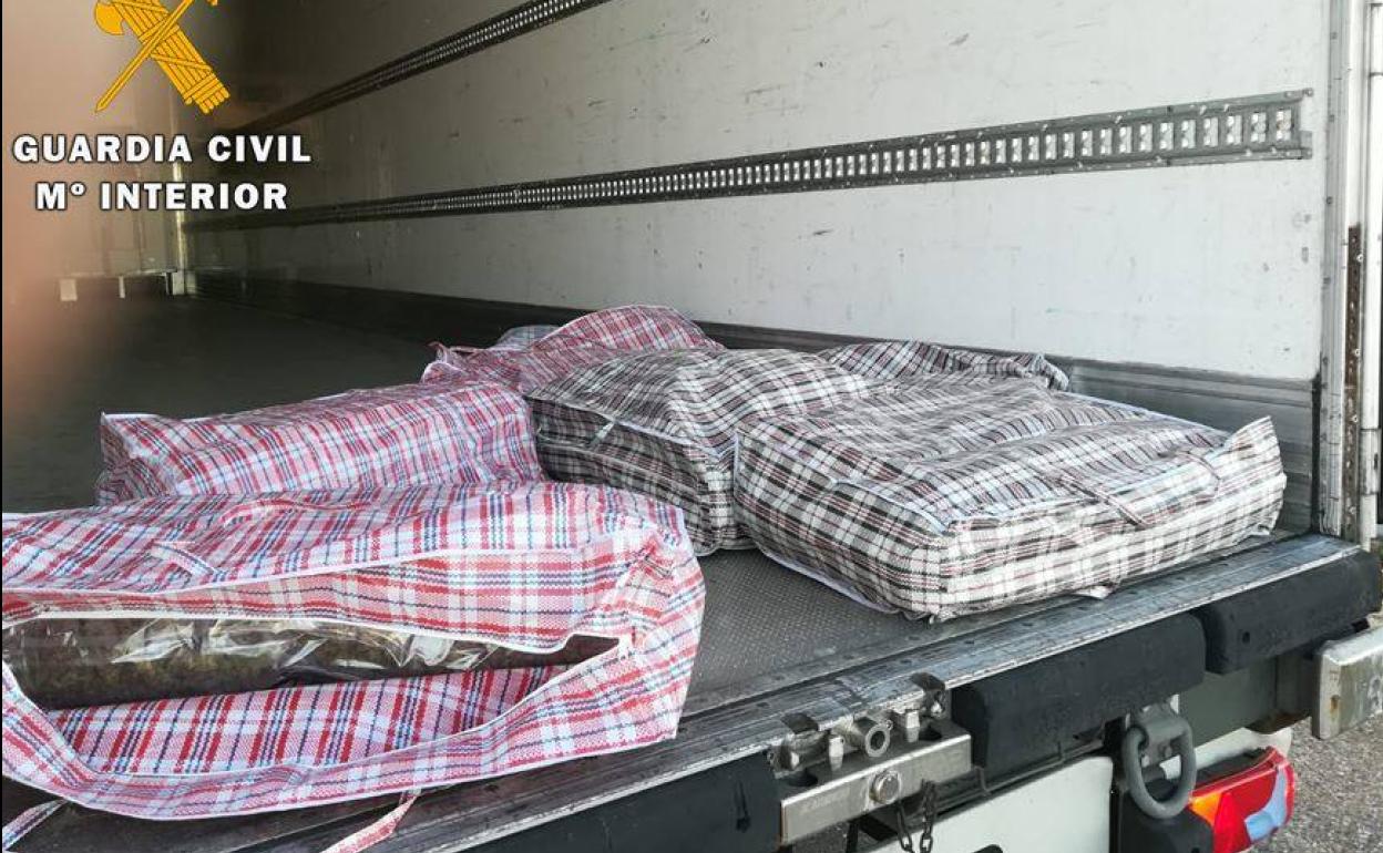 Marihuana que transportaban en el camión. 