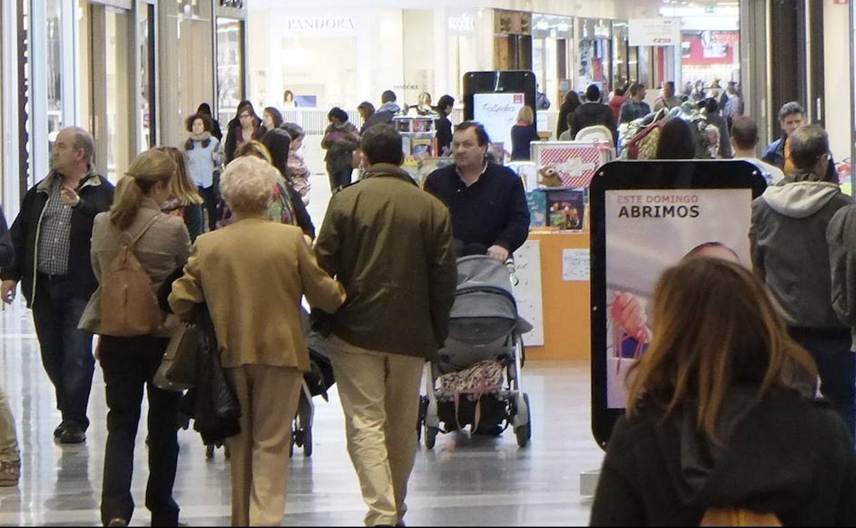 Imagen de archivo de un centro comercial abierto en domingo. 