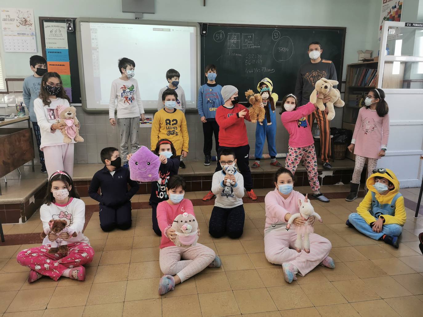 Imagen principal - Distintas clases celebrando la jornada de pijama en clase. 