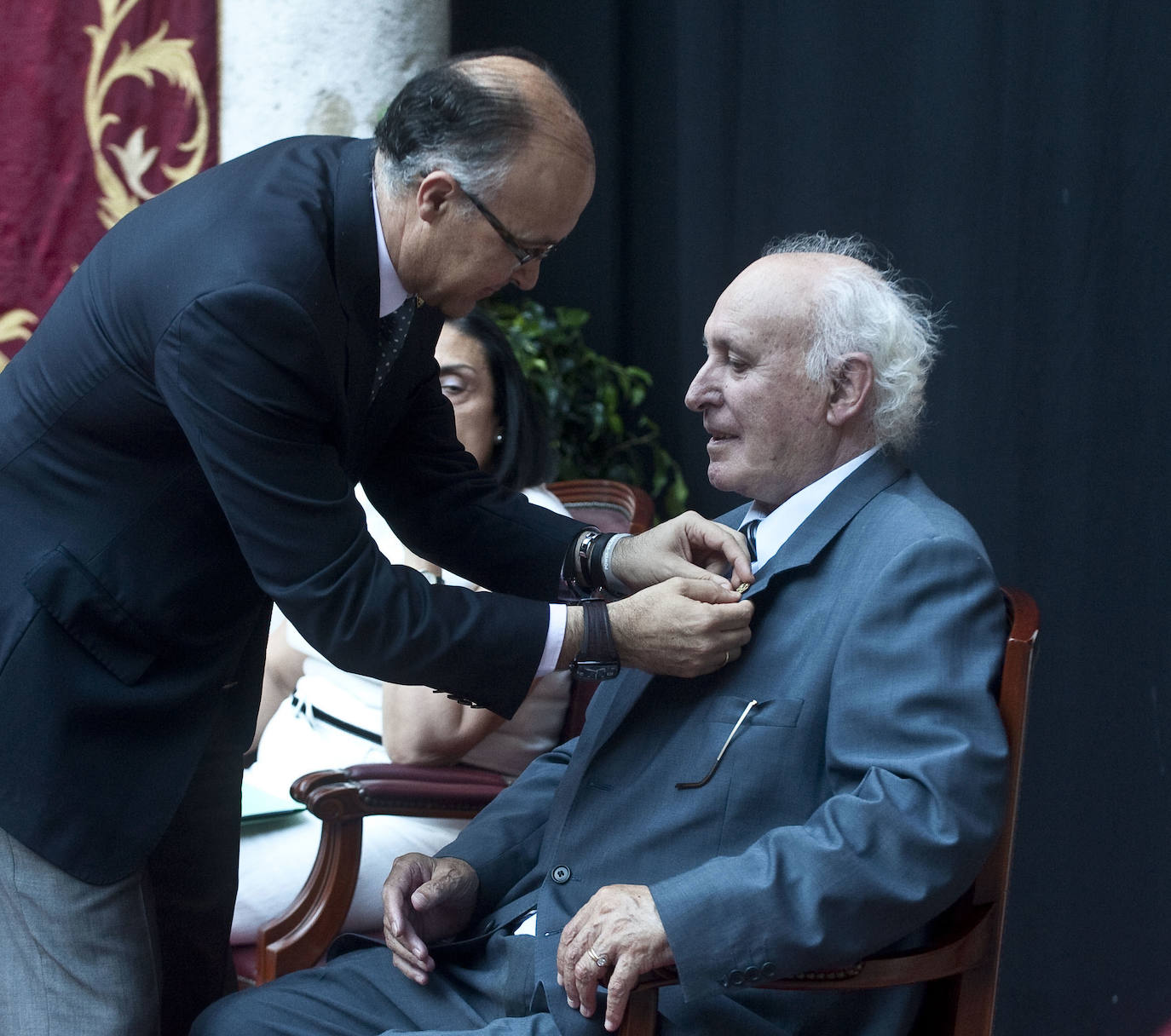 Godofredo Garabito Gregorio en 2010 recibiendo el Premio 'Provincia de Valladolid a la Trayectoria Artística 2009'de manos de Ramiro Ruiz Medrano, entonces presidente de la Diputacion.