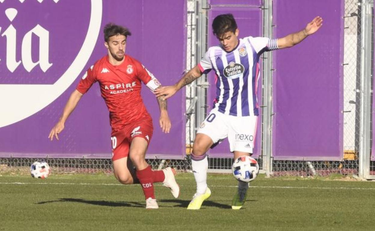 El blanquivioleta Kuki Zalazar controla la pelota ante la oposición de Sergio Marcos durante el choque de este sábado en los Anexos.