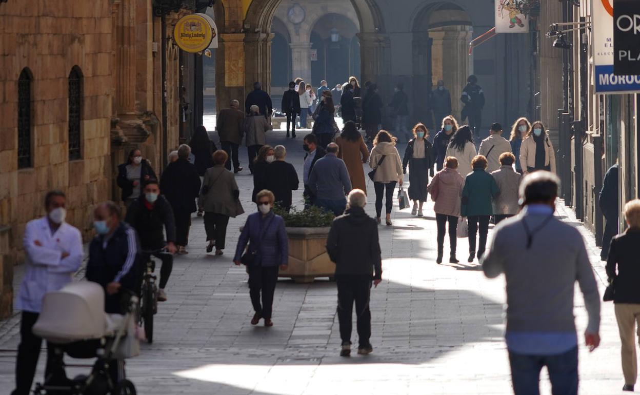 La capital salmantina ha bajado la incidencia de casos, pero se mantiene en riesgo 'muy alto'. 