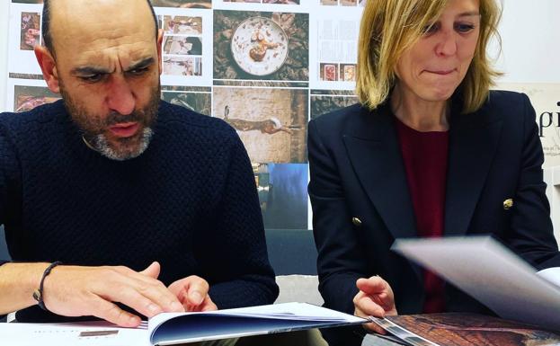 Luis y Natalia, durante la firma de libros en la presentación, en Barcelona, en una foto de Jãvi Antoja de la Rosa, director de la obra y de Montagud Editores.. 