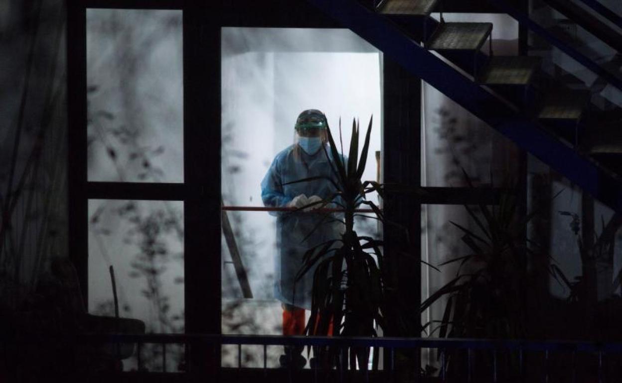 Trabajador de una residencia de mayores, con el equipo de protección.