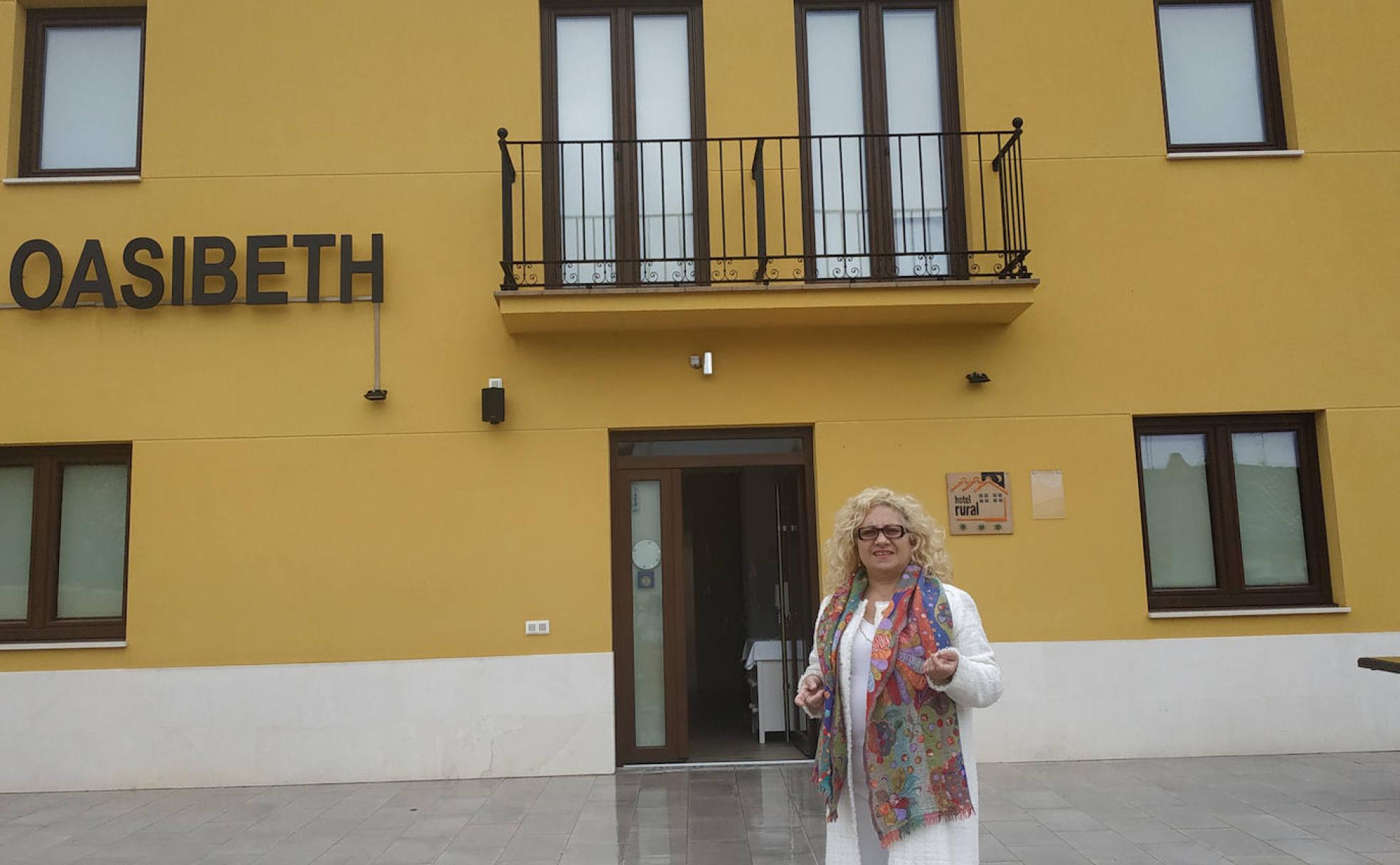 la empresaria Dolores Villameriel a la puerta de su establecimiento, situado en la localidad palentina de Frómista, en pleno Camino de Santiago. 