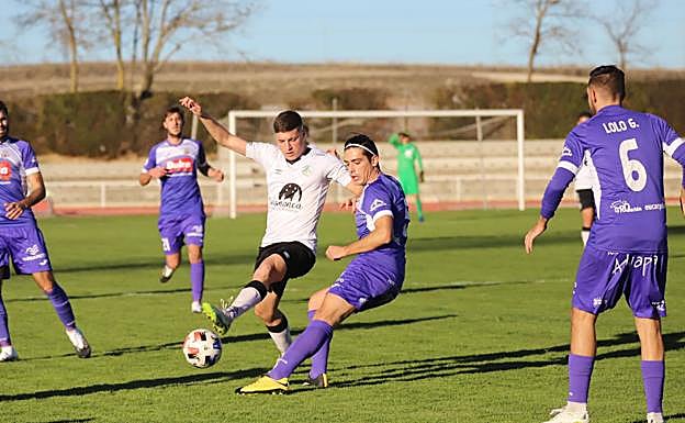 Una accion del Salamanca UDS B - CD Peñarnada en Las Pistas. 