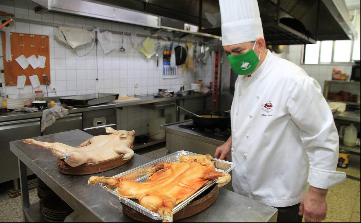 Alfonso García de Frutos en las cocinas de La Perdiz, en Segovia. 