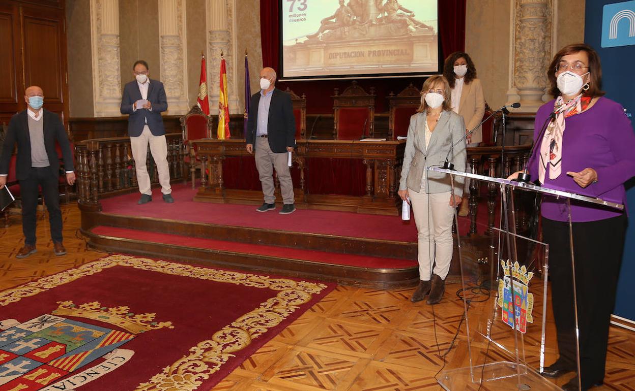 La presidenta presenta el presupuesto junto a los diputados delegados de área. 