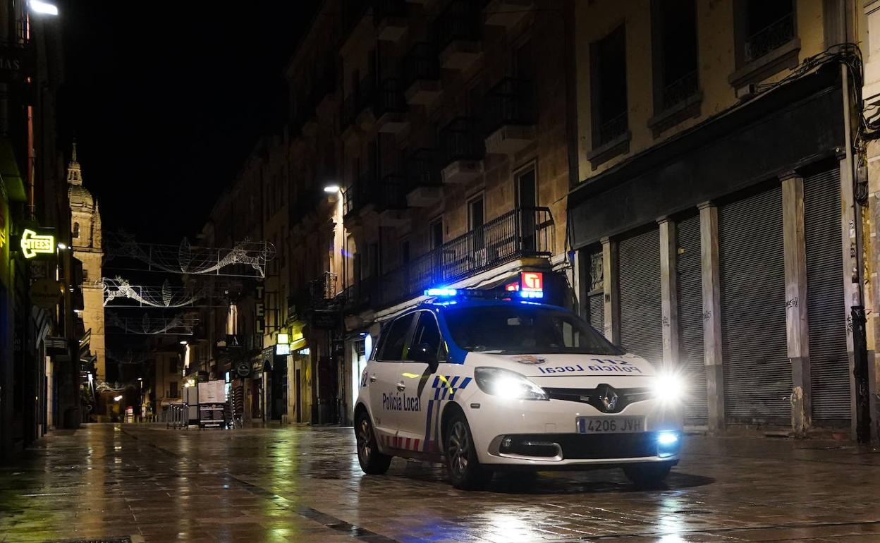 Vehículo de la Policía Local en el centro de Salamanca.