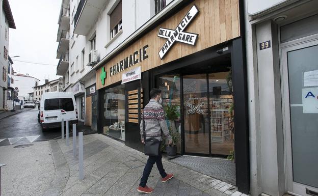 11.32. Llegada a la farmacia. Con apenas gente en la calle debido al confinamiento domiciliario implantado en Francia para todo el mes de noviembre, llegamos a la Pharmacie de la Gare de Hendaia.