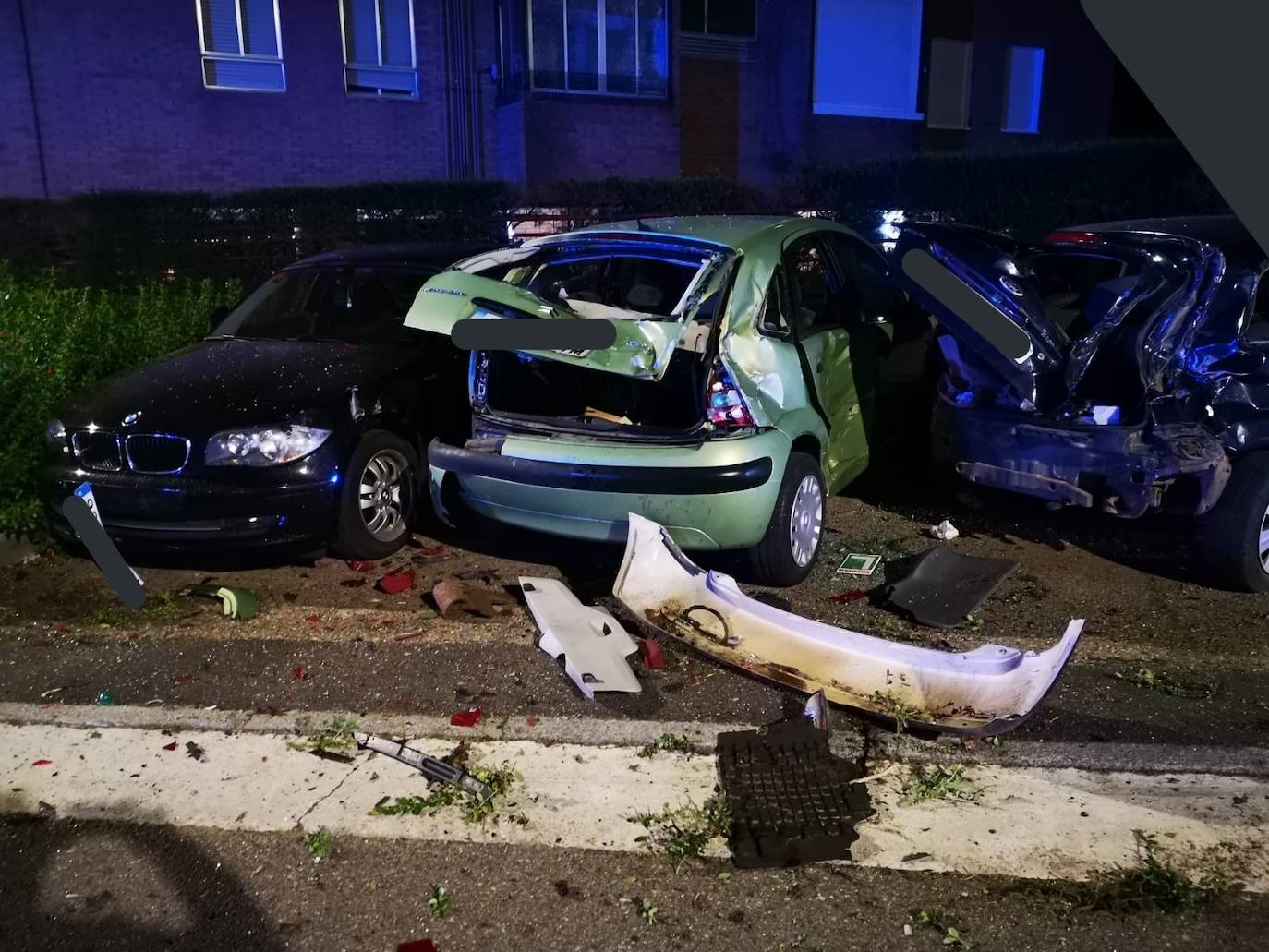 Un conductor «enojado» arrolla varios vehículos estacionados en Parquesol