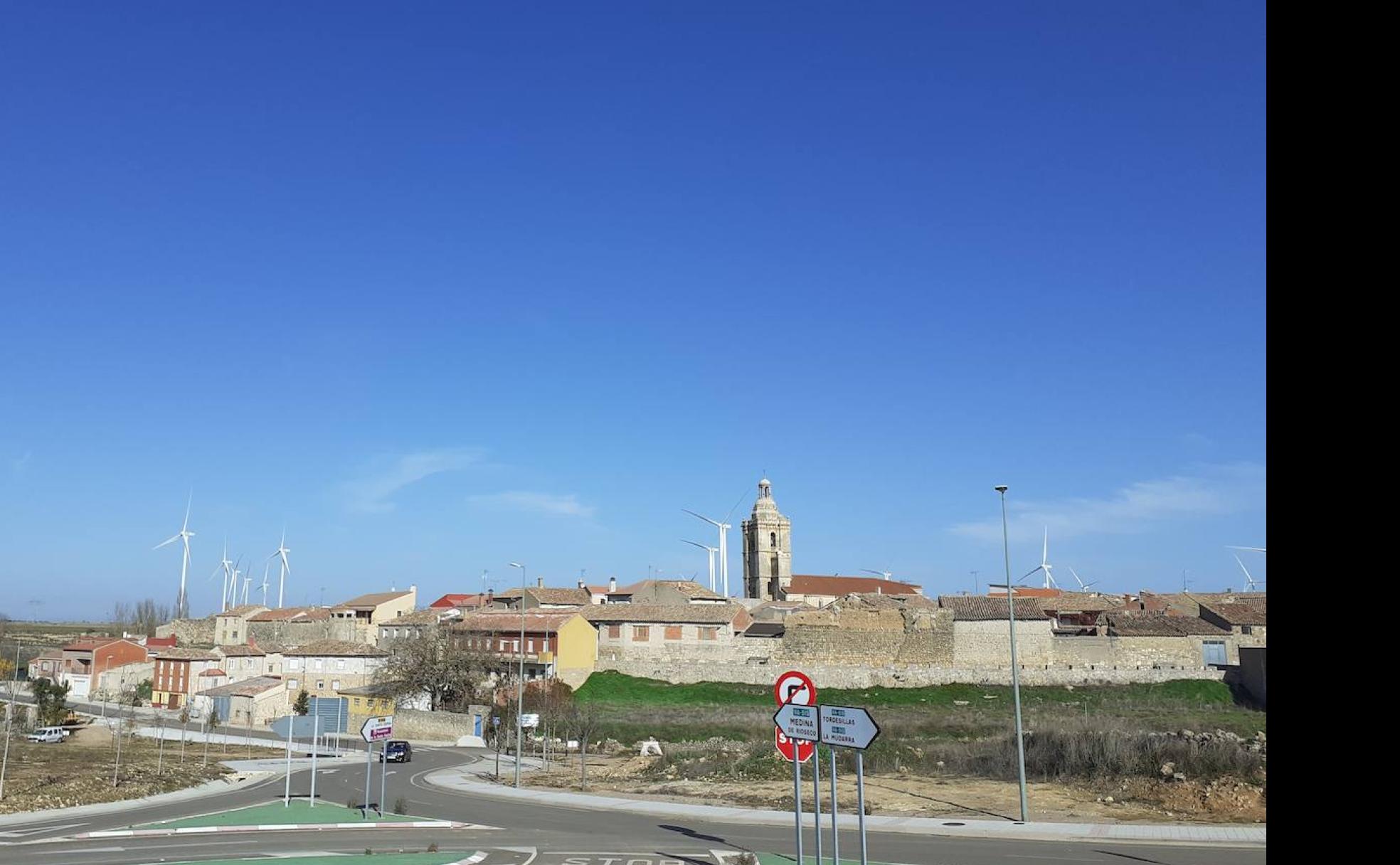 Los aerogeneradores y la carretera de circunvalación han transformado a Castromonte en una localidad con un atractivo futuro.
