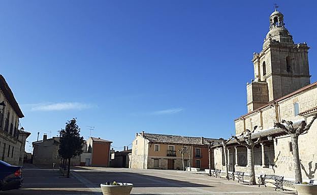 Plaza Mayor de Castromonte con la iglesia parroquial de la Inmaculada Concepción.