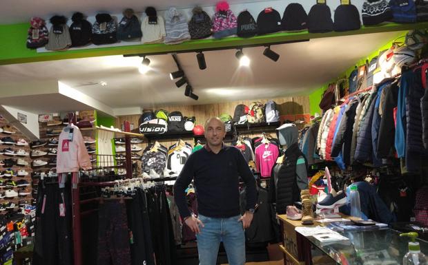 Jesús Ruíz posa en la tienda de deportes Olimpia de Riaza. 