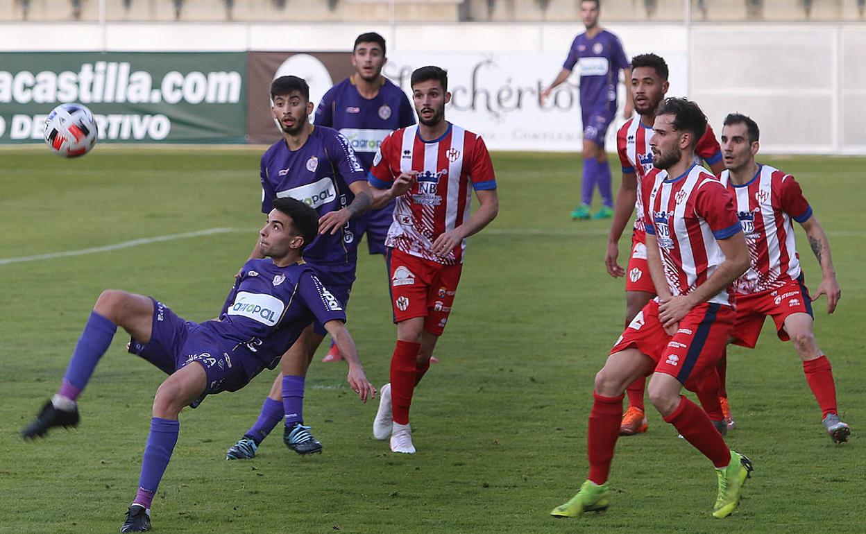Raúl Arroyo intenta la chilena ante la atenta mirada de los jugadores rivales.