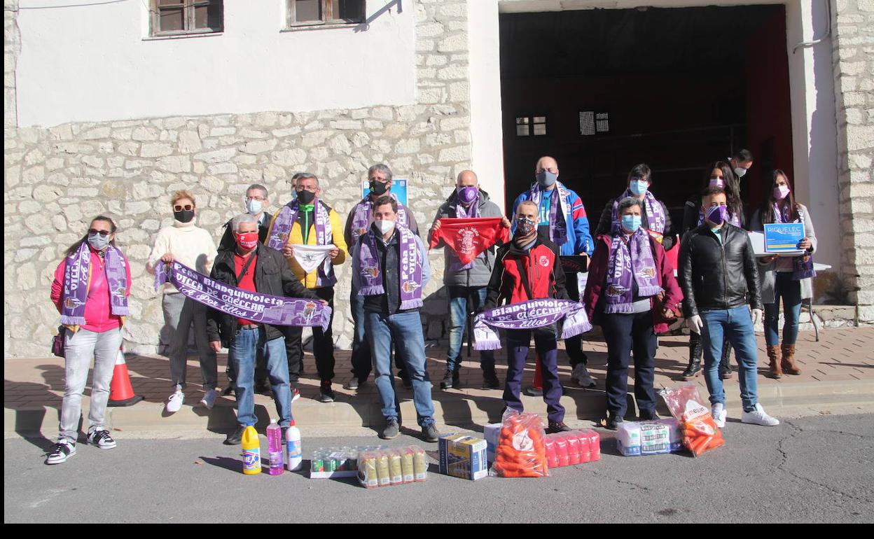 Miembros de la peña y de otros colectivos que colaboran en la recogida posan con algunos de los productios donados. 
