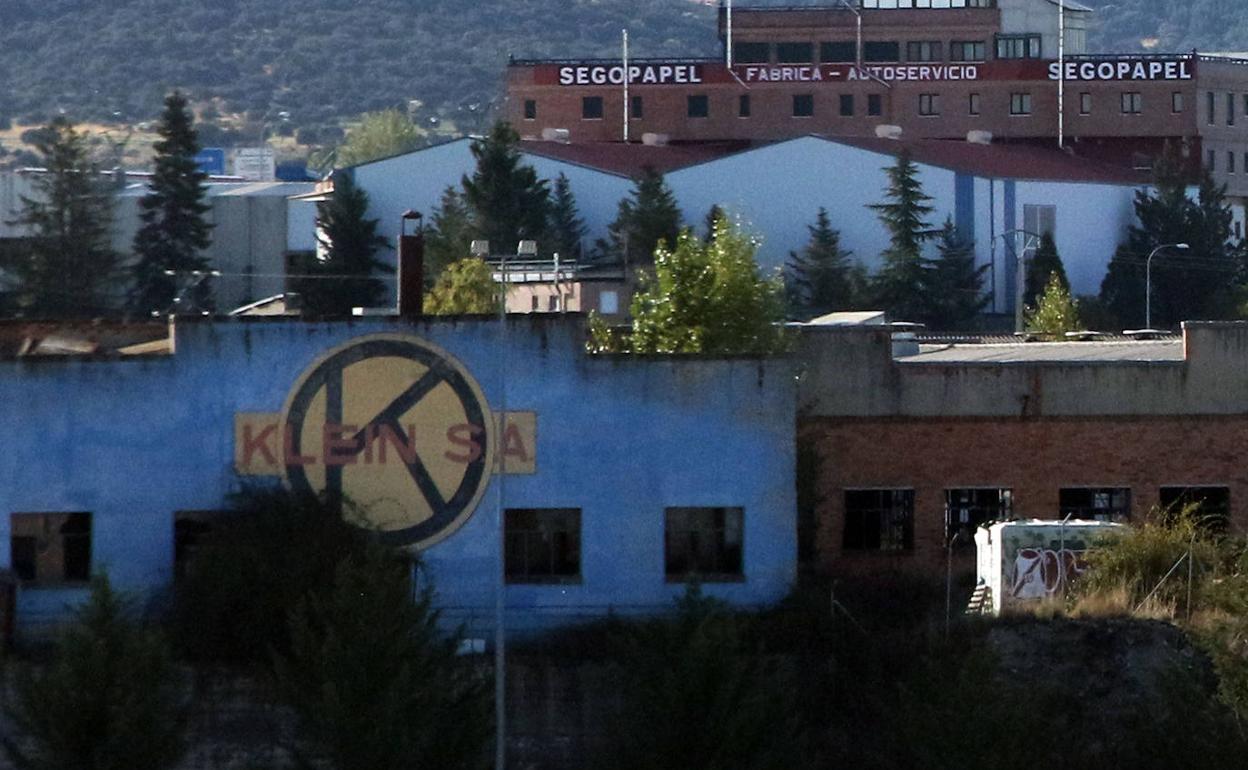 Vista de los terrenos y de la vieja nave de Klein, donde se localizó la fiesta el sábado. 
