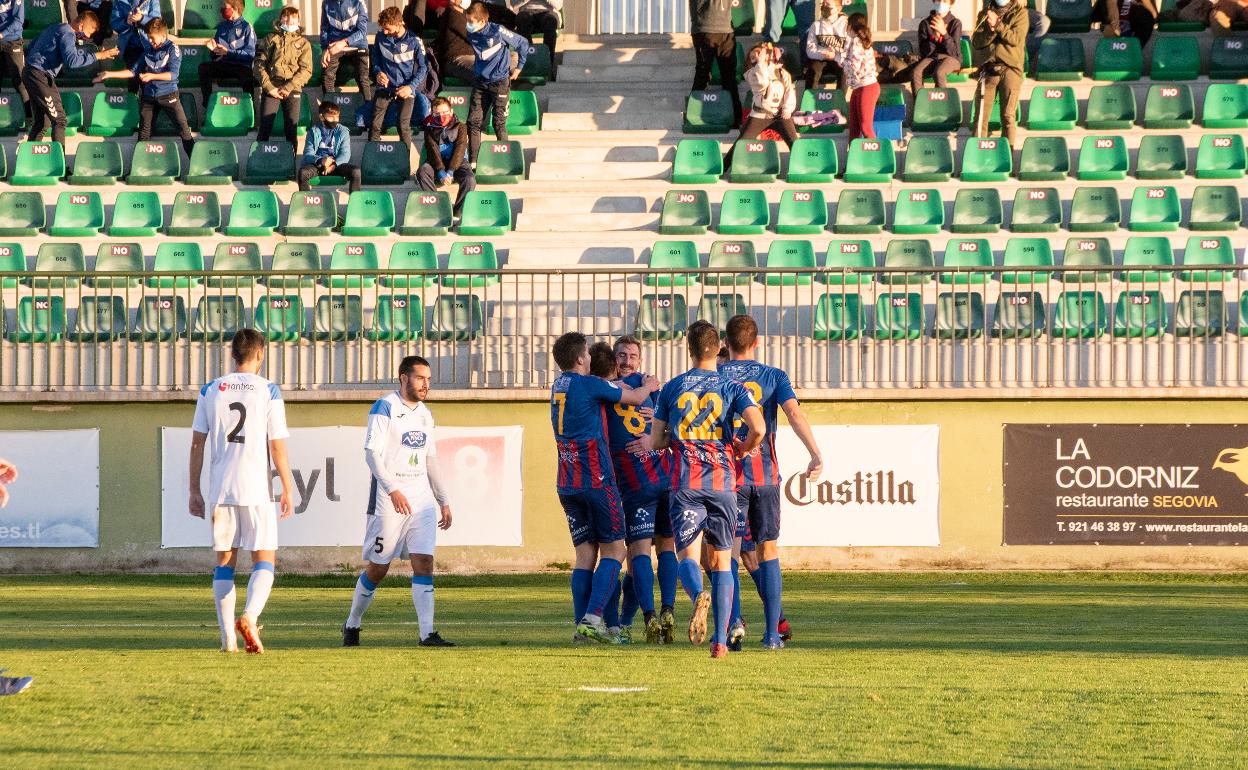 Los jugadores de la Segoviana celebran uno de los goles