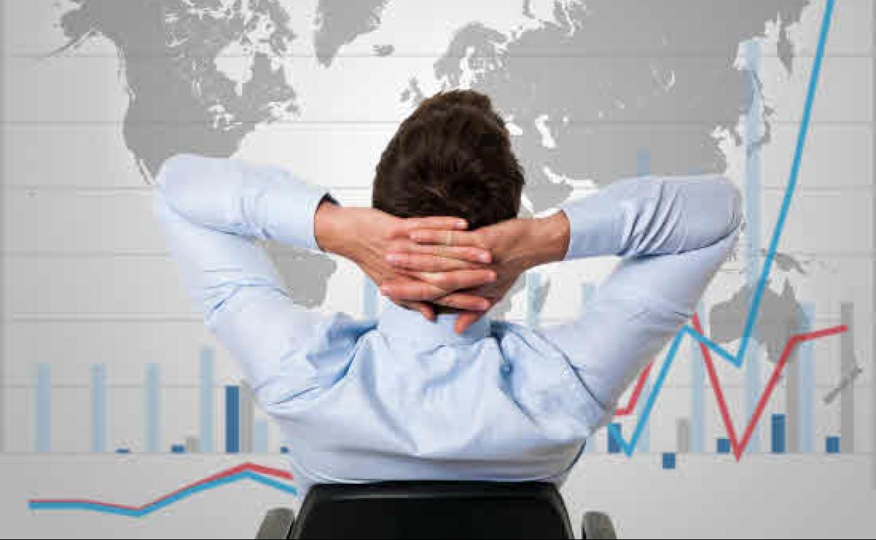 Un ejecutivo se relaja en su despacho mirando un gráfico crecimiento. 