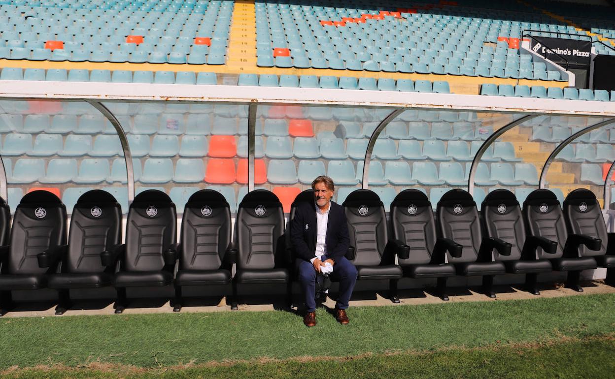 Sergio Egea, sentado en el banquillo del estadio Helmántico.