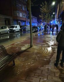 Imagen secundaria 2 - Inundaciones por el reventón y zanja abierta para la reparación de la tubería en la calle Saturno.