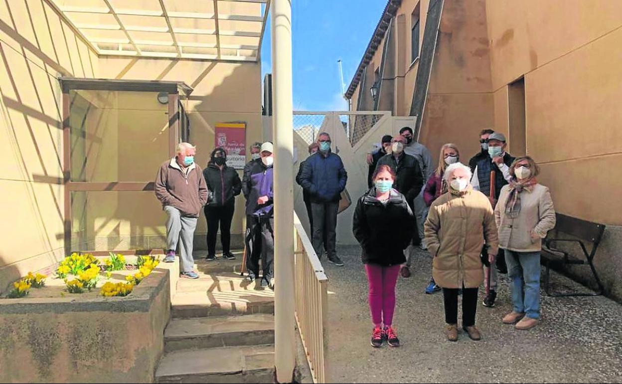 Algunos vecinos de Villalba de los Alcores, concentrados a las puertas del consultorio