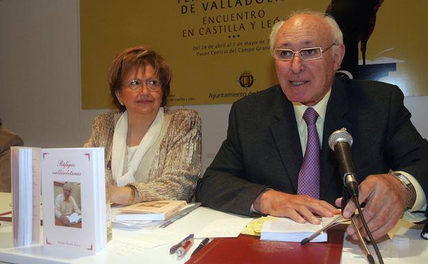 Godofredo Garabito durante la presentación del libro 'Ráfagas vallisoletanas' en la 39 Feria del Libro de Valladolid, acompañado por la entonces concejala de Cultura, Ángeles Porres.