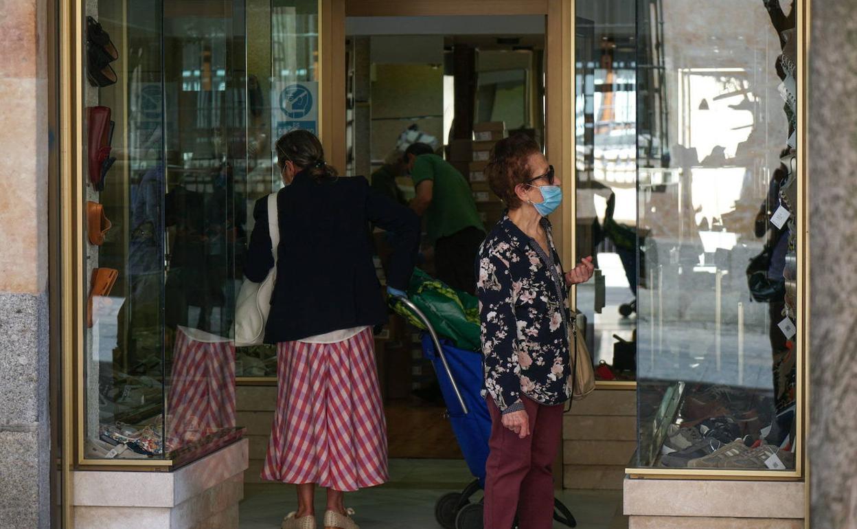 Vecinas de Salamanca en un pequeño comercio de la ciudad.