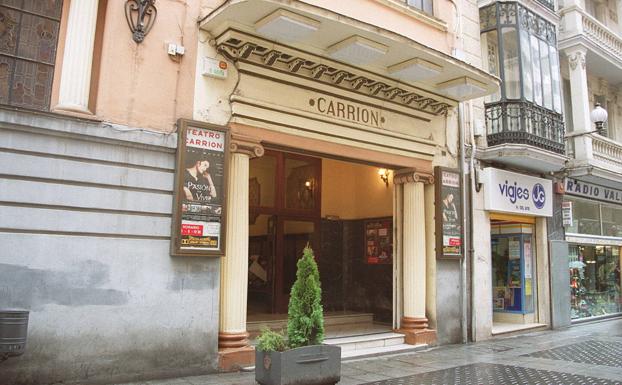 Entrada al teatro Carrión de Valladolid.