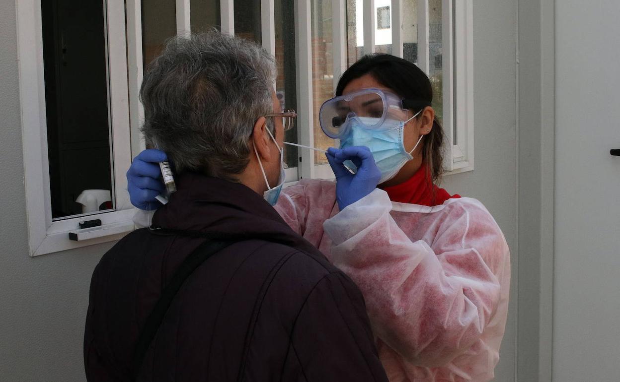 Toma de pruebas pcr en el centro de salud de Carbonero el Mayor, en Segovia. 