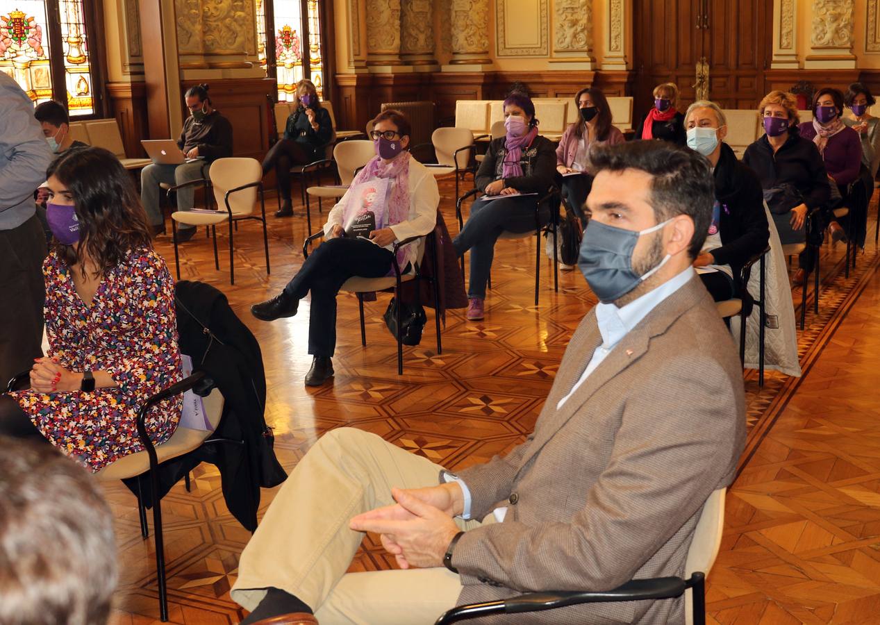 Fotos: Día Internacional de la Eliminación de la Violencia contra la Mujer en el Ayuntamiento de Valladolid