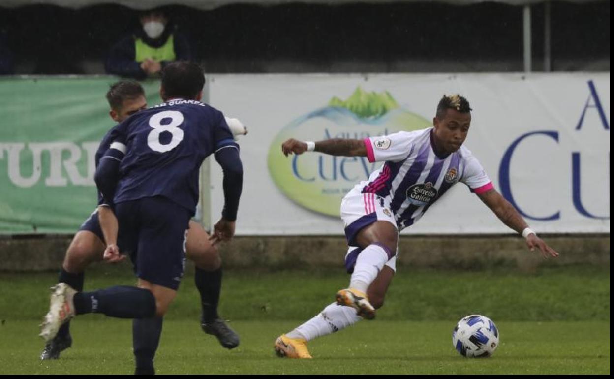 Paulo Vítor intenta superar con el regate a dos rivales. 