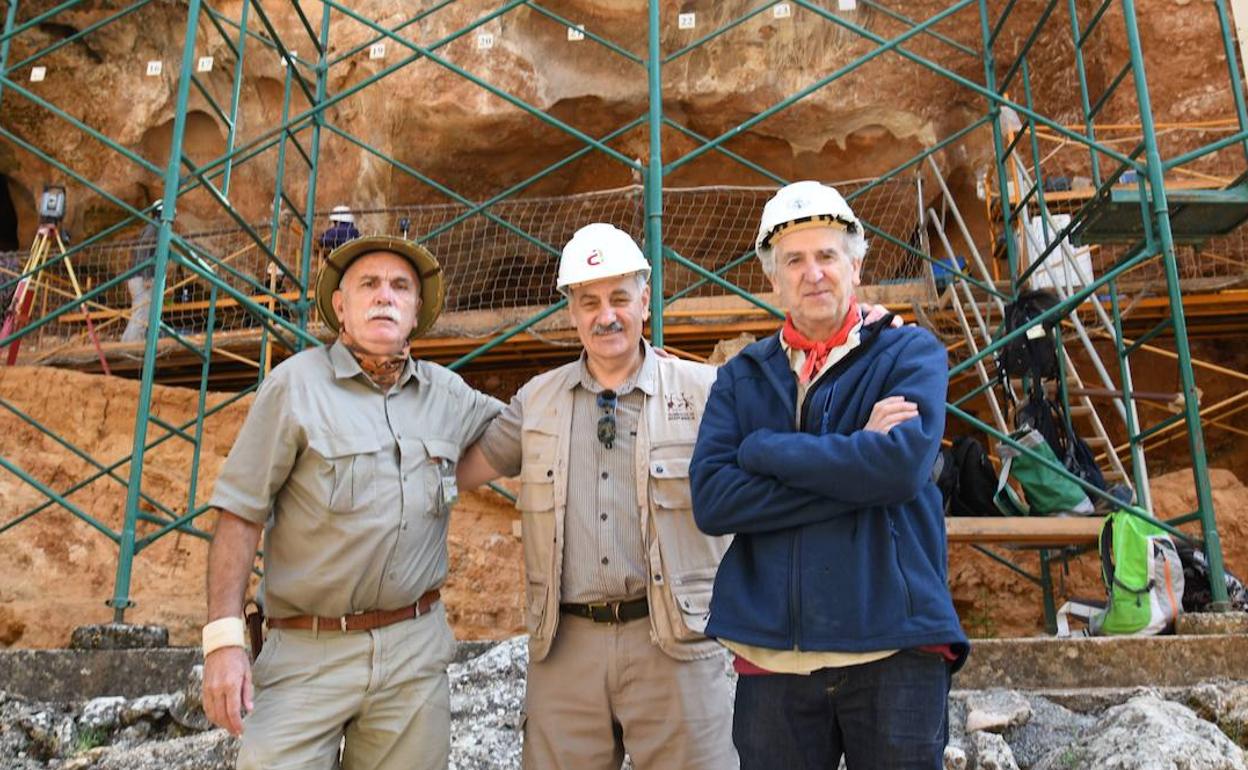 Eudald Carbonell, José María Bermúdez de Castro y Juan Luis Arsuaga, codirectores de Atapuerca.