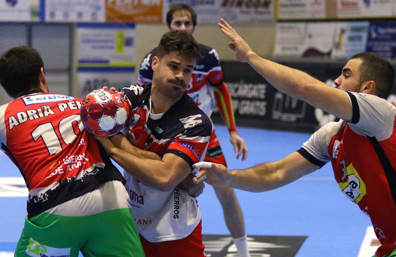 Partido de la Liga Asobal entre el Balonmano Nava y el Huesca 