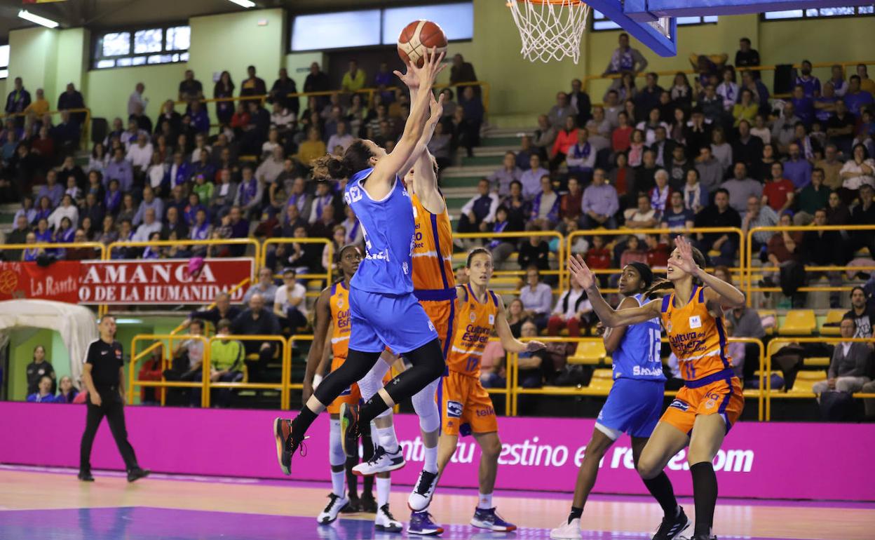 Bandeja de Silvia Domínguez la pasada campaña ante el Valencia. 