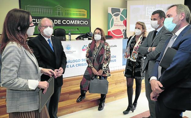 Ana Carlota Amigo Piquero, Enrique Cabero, Ana María Murcia, Susana Rodríguez, David Martín y Ángel Ortiz departen al término de la jornada en la Facultad de Comercio. 