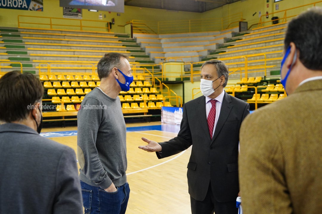 Acto de presentación de la camiseta que Avenida lucirá en Euroliga