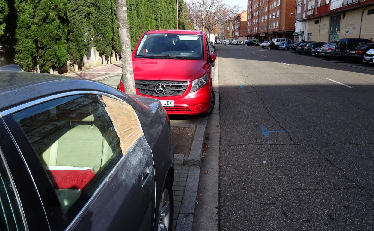 Ventanilla tapada en uno de los coches desvalijados en Pajarillos.