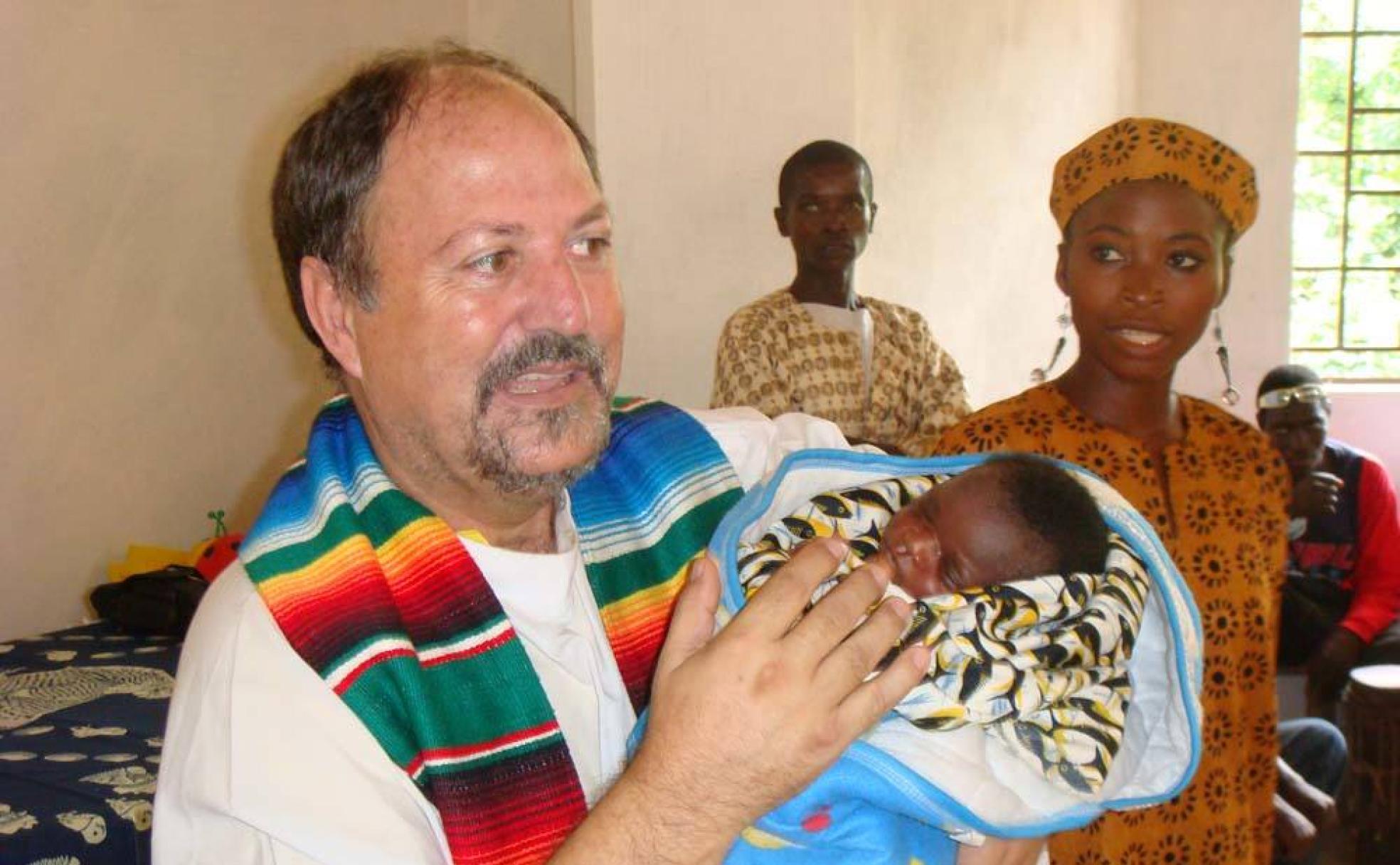 José Luis Garayoa, con nativos de Sierra Leona en una de las misiones agustinas en el país africano.